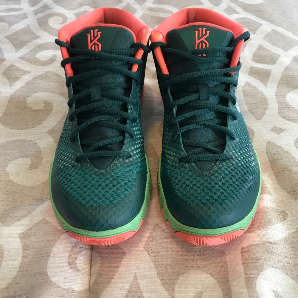 Nike Kyrie Irving men’s size 9